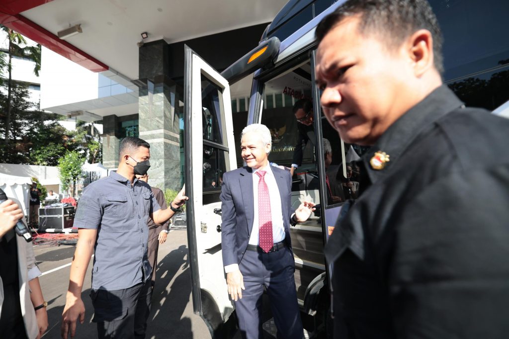 Ganjar-Mahfud Hadiri Sidang Putusan Sengketa Pilpres di MK dengan Naik&nbsp;Bus