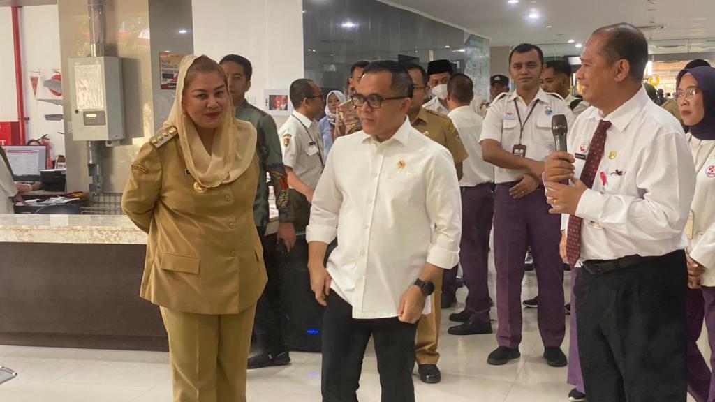 Mbak Ita Dampingi MenpanRB Sidak Pelayanan Kesehatan di RSWN