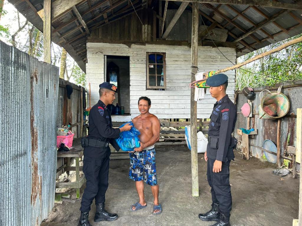 Peduli Sesama,Brimob Kalteng Salurkan Bansos Hasil Program 2000 Perhari Kepada&nbsp;Masyarakat