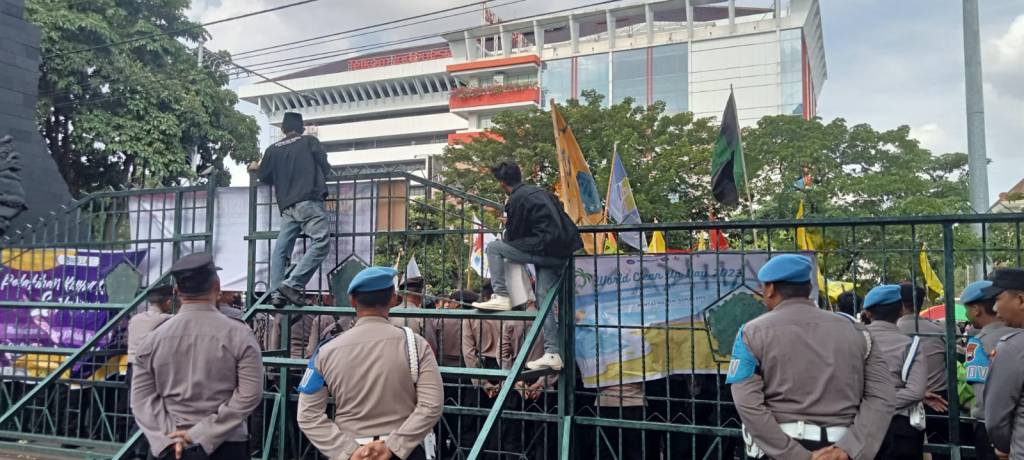 Peringati May Day, Buruh dan Mahasiswa Demo di Depan Gedung DPRD Jateng 