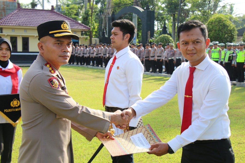 Kapolresta Magelang Beri Penghargaan Personel&nbsp;Berprestasi
