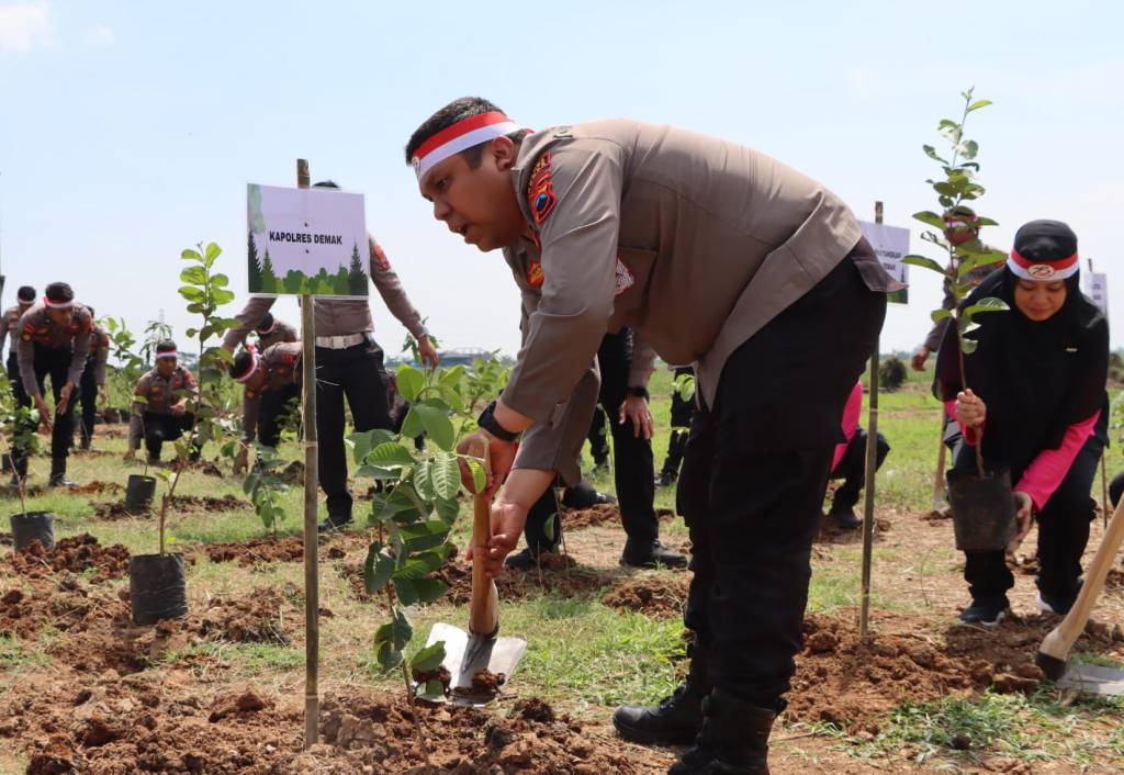 Jelang Hari Bhayangkara Ke-78, Polres Demak Gelar Penanaman Pohon Hingga Pemberian&nbsp;Beasiswa