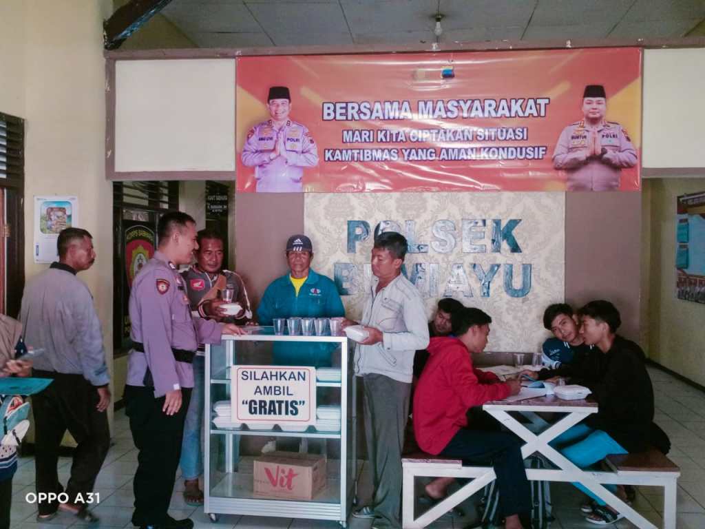 Indahnya Berbagi, Polsek Bumiayu Berikan Makan Gratis Kepada Masyarakat