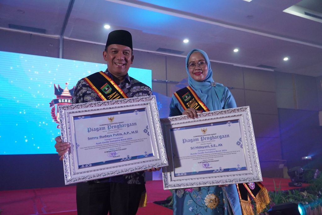 Pj Wali Kota Padang Panjang dan Ketua TP-PKK Dapat Anugerah Ayah Bunda GenRe Pengayom