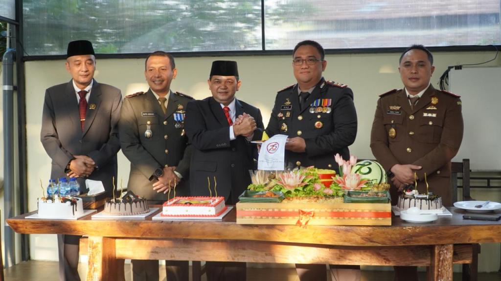 Peringatan HUT Bhayangkara ke-78, Kapolres Semarang Dapat Kejutan dari Forkopimda&nbsp;Semarang