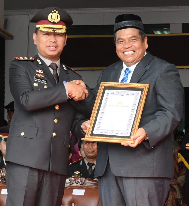 HUT Bhayangkara ke -78, Bupati Suhatri Bur Terima Penghargaan dari&nbsp;Kapolres