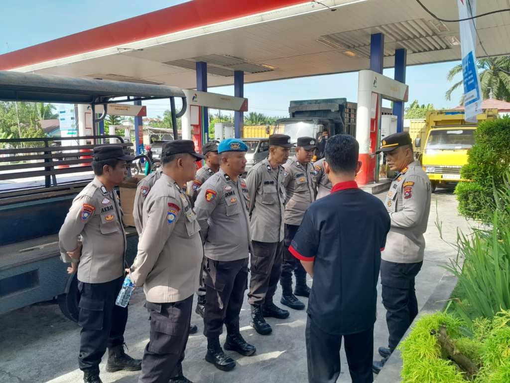 Polsek Lubuk Basung Kerahkan Personil Atasi Kemacetan Di SPBU Manggopoh