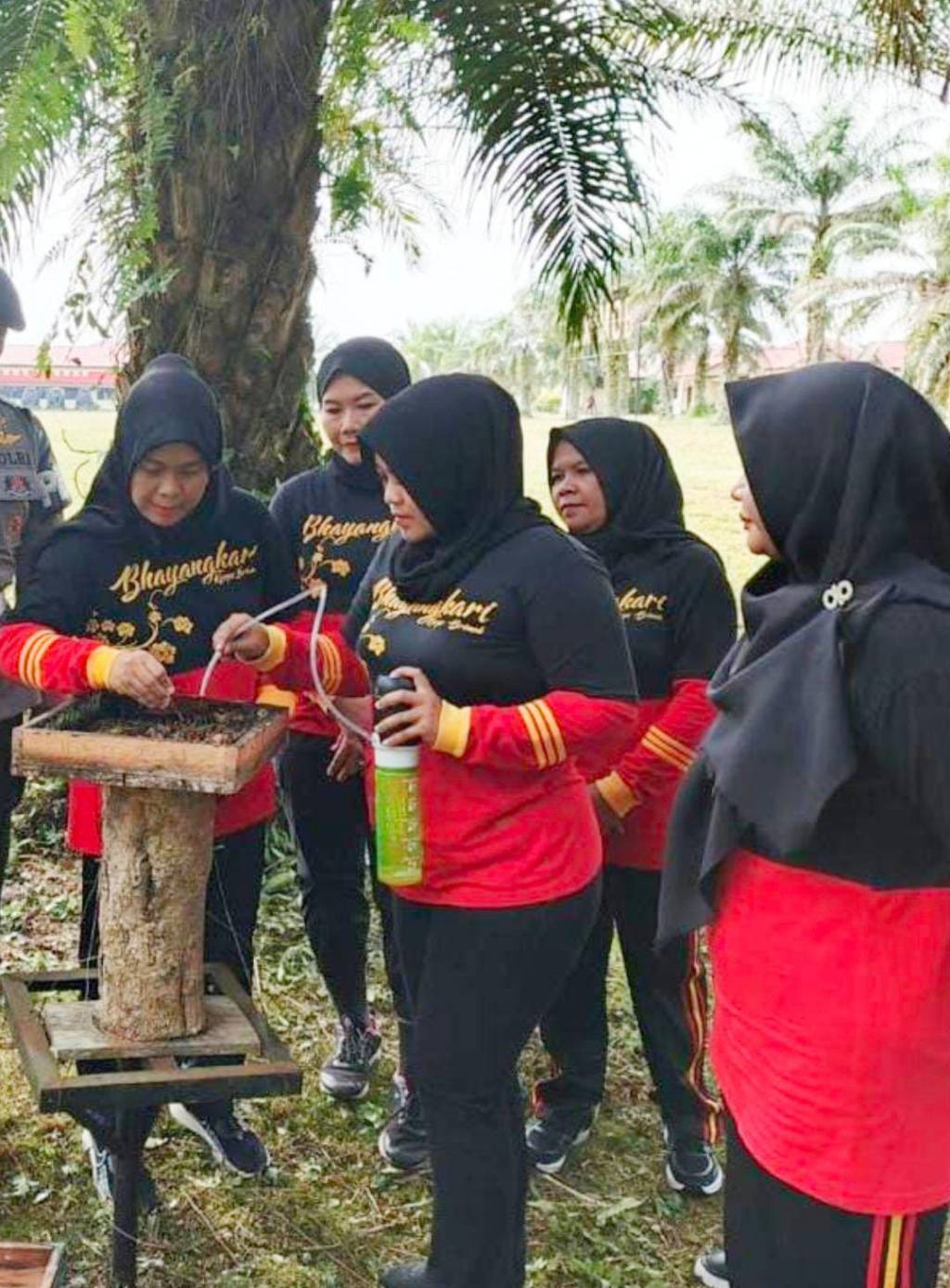 Manfaatkan Lahan Kosong,Personel Brimob Dan Bhayangkari Budidaya Madu Kelulut Dimako Brimob Batalyon B Pelopor