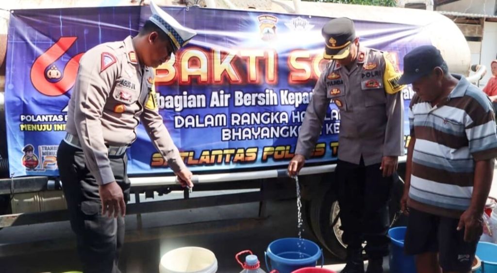 Sambut Hari Jadi Lalu Lintas Bhayangkara ke-69, Satlantas Polres Tegal Kota Bagikan Air&nbsp;Bersih