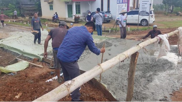 Pemdes Mekar Jaya Realisasikan Pembangunan Jalan Rabat Beton Dengan Dana Desa&nbsp;2024