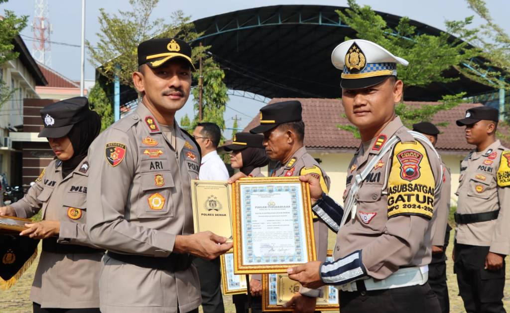 Polres Demak Gelar Apel Pemberian Penghargaan Kepada Personel&nbsp;Berprestasi