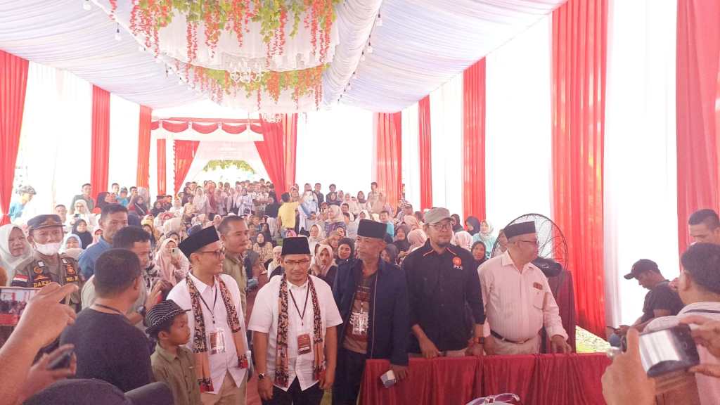 Hari Terakhir Perpanjangan Penerimaan Pendaftaran, Ribuan Pendukung Adi Gunawan – Romi Siska Putra Memadati Kantor KPU&nbsp;Dhamasraya